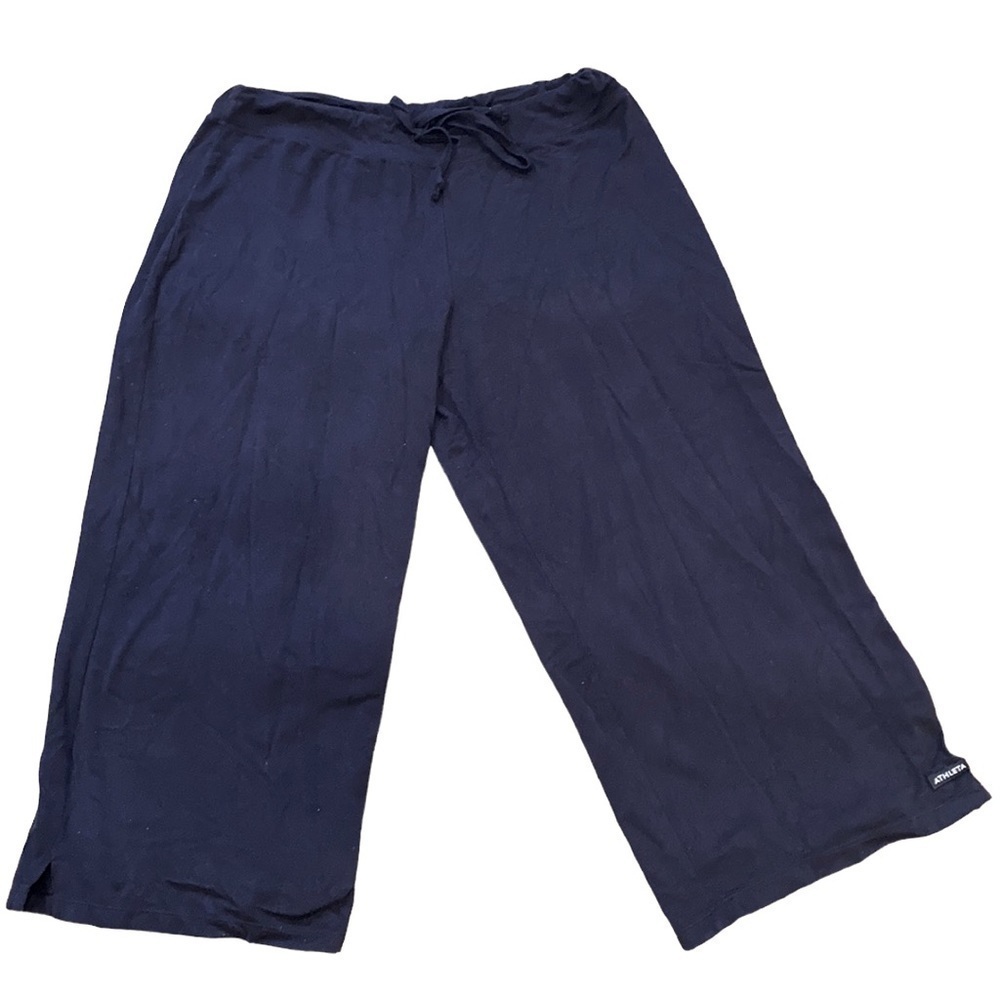 Athleta black nylon/ Lycra cropped pants. Drawstring waist. Easy fit. Size M.